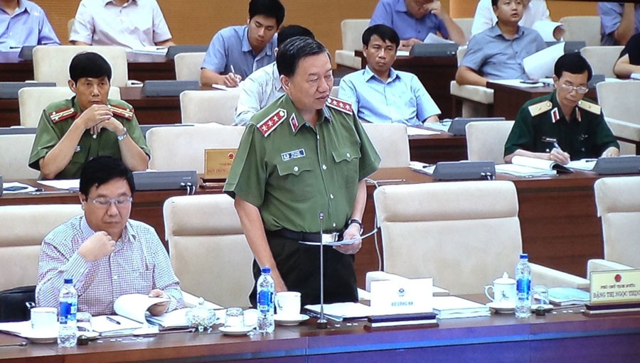 Phó Chủ tịch Quốc hội kể về những cảnh vệ thân tín - 1
Bộ trưởng Công an Tô Lâm trình bày tờ trình nêu một số thay đổi về đối tượng cảnh vệ.