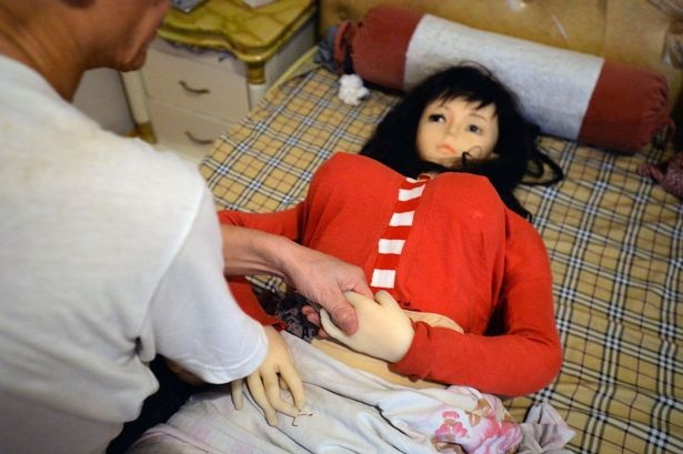 Tậu búp bê tình dục để tưởng nhớ người vợ quá cố - 3
Zhang mặc cho búp bê quần áo của vợ và trò chuyện với nó như đã từng với vợ