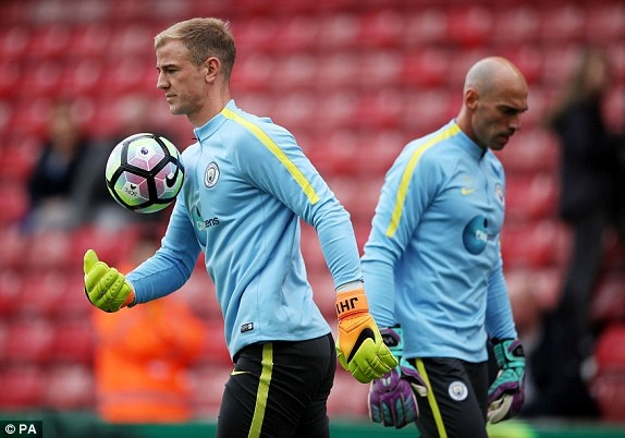Stoke 1-4 Man City: Chiến thắng giòn giã - 8
... nhưng thủ thành người Anh vẫn chỉ là dự bị cho Caballero (phải)