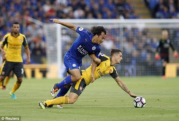 Leicester City 0-0 Arsenal: Chia điểm nhạt nhòa - 2
Xhaka ngăn chặn pha đi bóng của Okazaki
