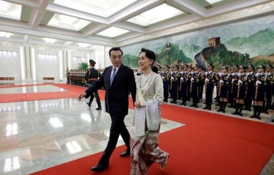 Vì sao Trung Quốc đặc biệt quan tâm tới dự án thủy điện tỷ đô đang bị '"tắc" ở Myanmar? - 1
Cố vấn Nhà nước Aung San Suu Kyi gặp Thủ tướng Lý Khắc Cường tại Bắc Kinh hôm 18/8. (Ảnh: SCMP)