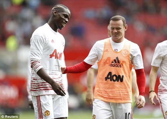 MU 1-2 Man City: Guardiola lại thắng Mourinho - 12
Pogba (trái) và Rooney khởi động trước trận đấu