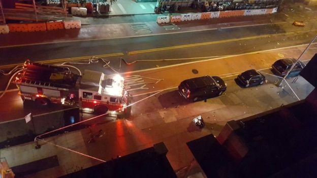 Phát hiện nồi áp suất gắn dây điện khả nghi gần hiện trường vụ nổ ở New York - 2
Hiện trường vụ nổ vào tối qua đã bị phong tỏa phục vụ công tác điều tra (Ảnh: Reuters)