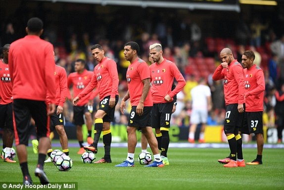 Watford 3-1 MU: Trái đắng cho Mourinho - 4
Các cầu thủ Watford khởi động trước khi trận đấu bắt đầu