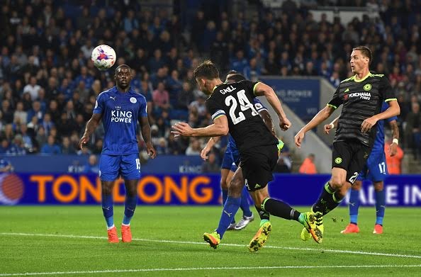 Fabregas tỏa sáng, Chelsea ngược dòng hạ Leicester - 2
Cahill gỡ hòa cho Chelsea ở cuối hiệp 1