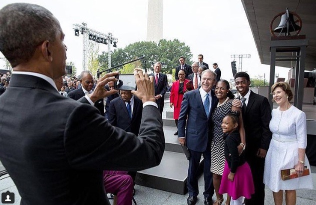 “Sốt” video ông Bush nhờ Tổng thống Obama chụp ảnh - 1
Cựu Tổng thống Bush đăng bức hình Tổng thống Obama chụp ảnh cho vợ chồng ông trên Instagram.