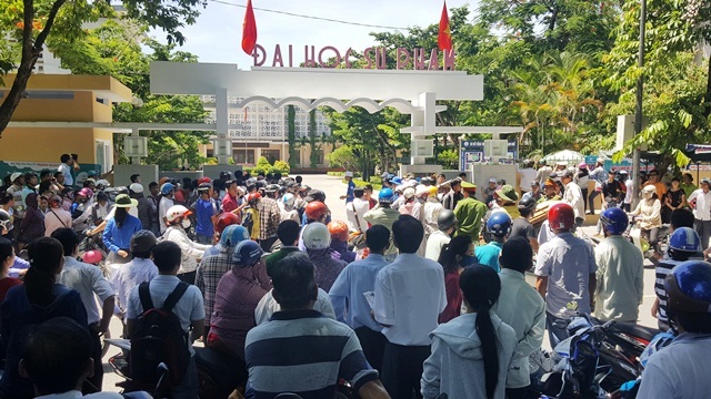 
1 thí sinh tại hội đồng Đại học Sư phạm Huế bị đình chỉ thi vì mang tài liệu vào phòng thi ở buổi thi Văn. (Ảnh: Đại Dương)
