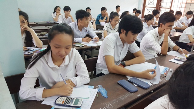 Thêm thí sinh bị gãy tay có người ghi bài hộ - 11 Thí sinh dự thi môn Toán sáng nay (1/7) tại Huế.