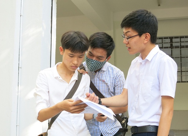 Các thí sinh trao đổi về bài làm sau buổi thi môn Hóa học.