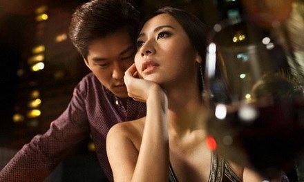 Vợ mang bầu, chồng tranh thủ "thương" cô hàng xóm - 1