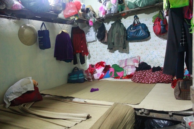 Khu ổ chuột giữa Hà Nội: 11 người phụ nữ sống trong phòng 9m2 - 1 Bên trong căn phòng trọ 9m2 của 11 người phụ nữ ngoại tỉnh lên Hà Nội mưu sinh.