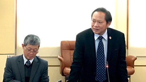 Sẽ công khai nhà mạng để lọt nhiều tin nhắn rác, SIM rác - 1
Thứ trưởng Trương Minh Tuấn (bên phải) phát biểu tại Hội nghị.