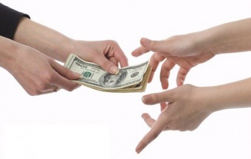 Đụng phải sếp "chúa Chổm", tôi đành chịu mất việc - 1 Anh thường xuyên vay tiền tôi để thỏa mãn nhu cầu mua sắm (Ảnh minh họa)