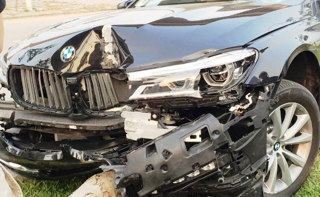 Siêu xe nát đầu sau khi lao lên vỉa hè (Ảnh: N.Tú)