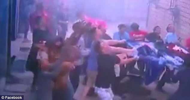 Đám đông giăng bạt ở bên dưới tòa nhà.