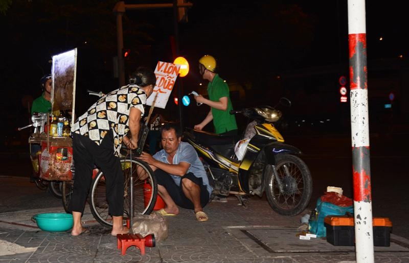 Sài Gòn về đêm là đẹp và lãng mạn nhưng cũng rất nguy hiểm và khó khăn, đặc biệt là khi gặp sự cố với chiếc xe máy của bạn. Hãy liên hệ với chúng tôi để sửa chữa và vá xe cho bạn, giúp bạn an toàn trên những con đường khó ai ngờ tới này.