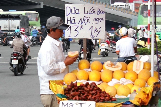 11.000 tấn dưa vàng Trung Quốc: Dân Việt tráng miệng hết veo - 1 Khoảng 11.000 tấn dưa lưới vàng Trung Quốc được gắn mác dưa Việt được dân mua về ăn hàng ngày