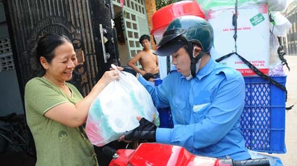 Vật bất ly thân của shipper "cháy đen" cày đường nhựa 40 độ - 1
Dịch vụ giao hàng đắt khách dịp nắng nóng