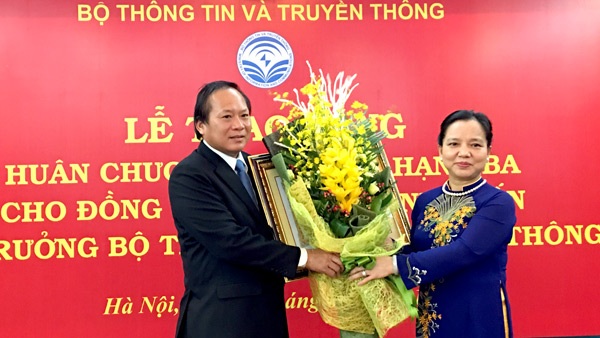 Bộ trưởng Trương Minh Tuấn nhận Huân chương Lao động hạng Ba - 1
Phó Chủ tịch Thường trực Hội đồng khen thưởng thi đua Trung ương Trần Thị Hà trao tặng Huân chương Lao động hạng Ba cho Bộ trưởngTrương Minh Tuấn.