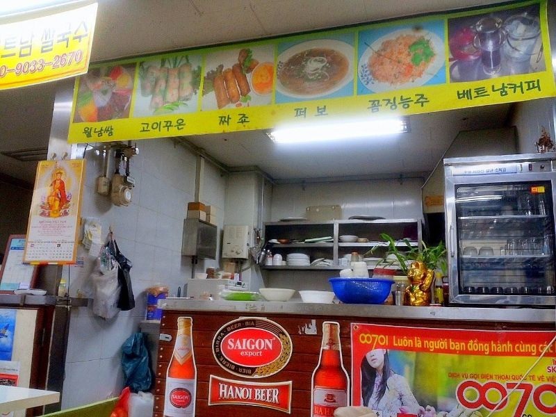 Thăm phố Việt giữa lòng Seoul - 1 Lee mở một cửa hàng rau quả nhỏ tại Wangsimni mang tên Asian Mart (siêu thị châu Á).