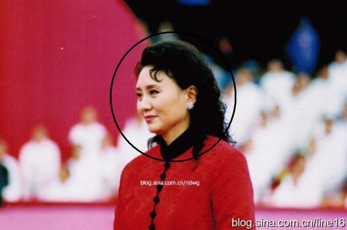 Chân dung người vợ trẻ măng của cựu trùm an ninh Trung Quốc - 1 Giả Hiểu Diệp là một phụ nữ có gương mặt khả ái và chiều cao lý tưởng. (Ảnh: Sina)