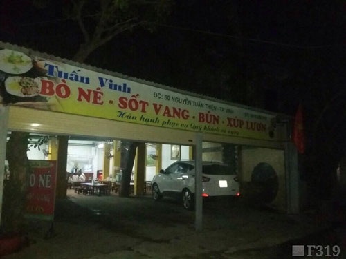 
Bên ngoài địa chỉ MTM là một quán ăn.
