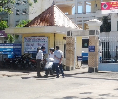 Đề Toán không dễ giật điểm 10, thí sinh bùi ngùi ra sớm - 37 Một thí sinh ra sớm sau 2/3 thời gian thi môn Toán tại điểm thi Cơ sở 2- ĐH Bạc Liêu. Các phụ huynh liền lại hỏi thăm tình hình đề thi năm nay ra sao. (Ảnh: Huỳnh Hải)