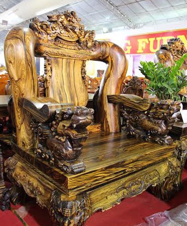 Bộ ghế kỳ lân 7 tấn, 2,2 tỷ của đại gia Sài Thành - 1
Bốn ghế đơn có chiều cao 210cm, chiều ngang 180cm