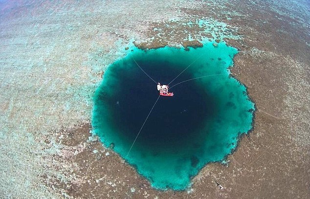 Phát hiện "hố tử thần" khổng lồ ở Biển Đông - 1 Hố xanh khổng lồ gần quần đảo Hoàng Sa của Việt Nam