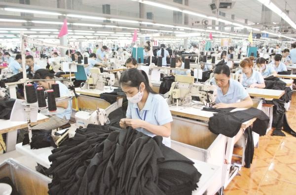 Nặng gánh thuế phí: Ông chủ sợ làm ăn lớn - 1 Doanh nghiệp đang bị nhiều loại chi phí làm giảm sức cạnh tranh. Ảnh: H.Nụ