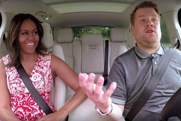 Bà Michelle Obama gây sốt vì hát karaoke trong xe ôtô - 1 Đệ nhất phu nhân Michelle Obama và James Corden. (Nguồn: theatlantic.com)