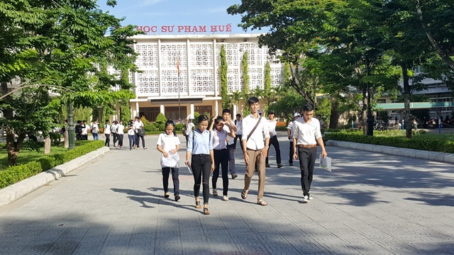 136 thí sinh vi phạm kỉ luật sau ngày thi thứ 2 - 4 Thí sinh dự thi môn Lý tại Huế chều 2/7