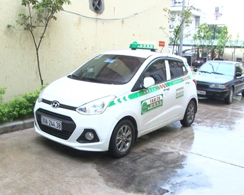 Bắt quả tang vụ vận chuyển sản phẩm ngà voi từ Hà Nội đi Quảng Ninh - 1 Chiếc taxi chở số sản phẩm từ ngà voi bị thu giữ