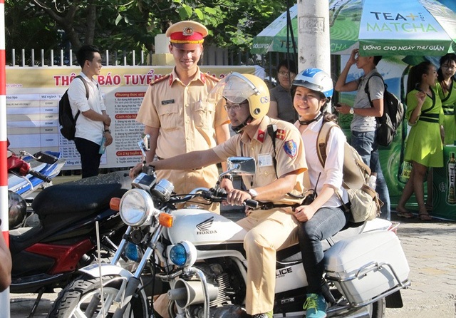 
Thí sinh Ngô Quỳnh Anh được một CSGT giúp đưa về nhà sau buổi thi. (Ảnh: Khánh Hiền)
