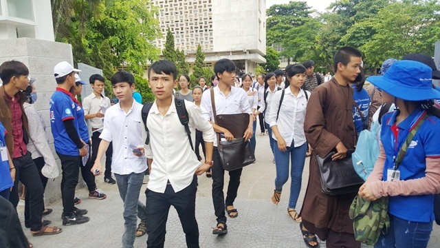 Đề Hóa vừa tầm, thí sinh dễ lấy 6-7 điểm - 14 Nhiều thí sinh thi xong môn Hóa tại Huế trong tâm trạng không vui