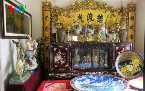 Người gìn giữ “hồn Việt” giữa trời Tây - 1 Cả không gian trong nhà đều dành hết cho các vật dụng truyền thống của Việt Nam