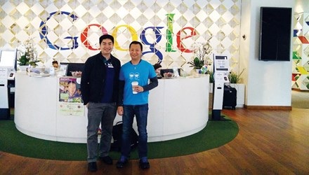 Người bơm "oxy tăng trưởng" cho Google - 1
Nguyễn Thành Nhân (bên trái) được giám đốc tài chính của Google đánh giá là “nguồn oxy” cho sự tăng trưởng của Google.
