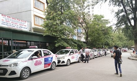 Luật ngầm xe cứu thương: Lãnh đạo bệnh viện đóng cổ phần? - 1 Hãng xe taxi ABC độc quyền được xếp hàng chờ khách trong Bệnh viện Nhi Trung ương (ảnh chụp chiều 8/7). Ảnh: Như Ý.