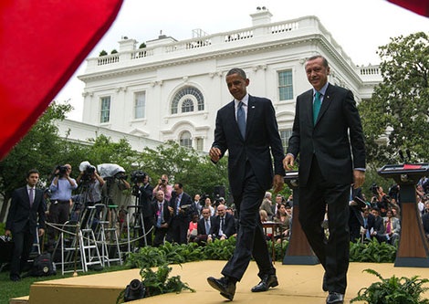 NATO "mất ngủ" vì Thổ tuyên bố tình trạng khẩn cấp - 1 Tổng thống Mỹ Barack Obama (trái) vẫn ủng hộ Tổng thống Thổ Nhĩ Kỳ Recep Tayyip Erdogan.