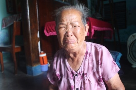 Những thợ lặn biển ở KCN Formosa bây giờ ra sao? - 1 Mẹ người thợ lặn xấu số Lê Văn Ngày. Ảnh: N.BĂNG