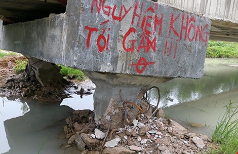‘Mưa lớn xô ngã kênh dẫn nước trăm tỉ’ (?!) - 1 Trụ đỡ cầu máng hư hỏng nghiêm trọng. Ảnh: PN