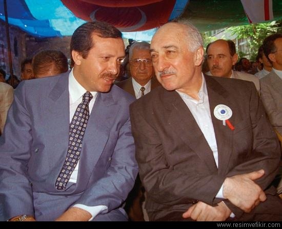 Gulen - người bị tố đang ở Mỹ "giật dây" đảo chính Thổ Nhĩ Kỳ là ai? - 1 Erdogan (trái) và Gulen từng có một thời là đồng minh thân tín