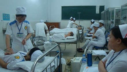 Hoang mang quy định xóa hệ trung cấp y dược - 1
Sinh viên trường trung cấp Ánh Sáng trong một buổi thực tập.