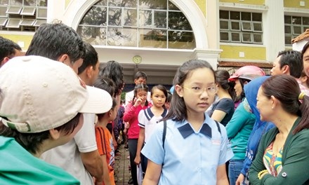 Vẫn luyện thi vào lớp 6 - 1 Học sinh thi khảo sát năng lực bằng tiếng Anh vào lớp 6 trường chuyên Trần Đại Nghĩa năm 2015. (Ảnh: Nguyễn Dũng)