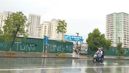 Lớp học quá tải, đất xây trường bỏ hoang - 1 Đất xây dựng trường học tại khu đô thị Nam Trung Yên dùng để làm sân bóng cho thuê, bãi trông xe. (Ảnh: Tuấn Minh)