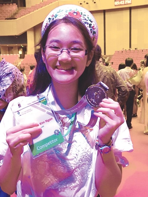 Nữ sinh Việt kiều thông thạo 5 thứ tiếng - 1
Kim Ngân với tấm HCB tại lễ trao giải cuộc thi Olympic sinh học quốc tế lần thứ 27 tổ chức tại Việt Nam. (Ảnh: Nguyễn Hà)