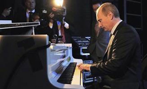"Tài lẻ" của Tổng thống Nga - 1 Tổng thống V. Putin chơi piano tại gian Bảo tàng của Hãng Lenfilm.