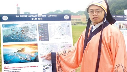 9X và ý tưởng làng nổi trên đảo chìm - 1 Phạm Sơn Tùng bên cạnh đồ án Làng nổi trên đảo chìm Đá Tây - Trường Sa.