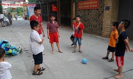 Hàng vạn trẻ Thủ đô thiếu sân chơi dịp hè - 1 Học sinh đá bóng ngay giữa lòng đường, nguy hiểm rập rình.