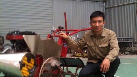 Nông dân trẻ chế tạo máy nông nghiệp đa năng - 1 
Anh Tạ Đình Huy bên cạnh chiếc máy nông nghiệp đa năng của mình.
